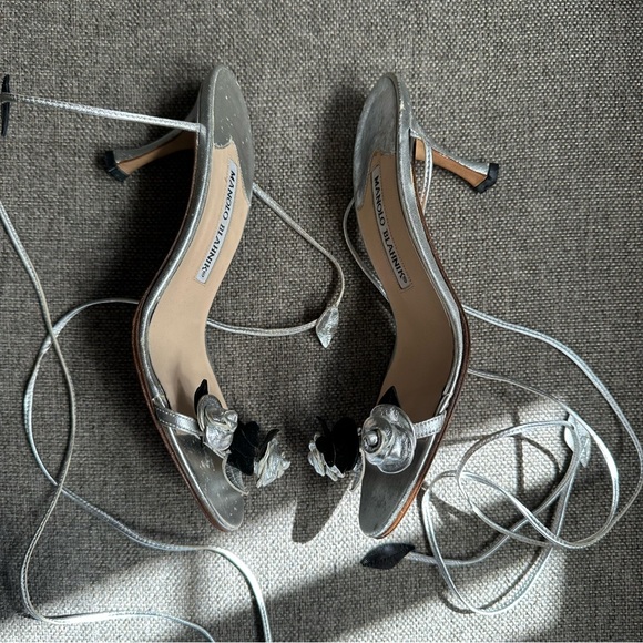 Vintage Manolo Blahnik metallic & black rose sandal heels - Picture 3 of 6